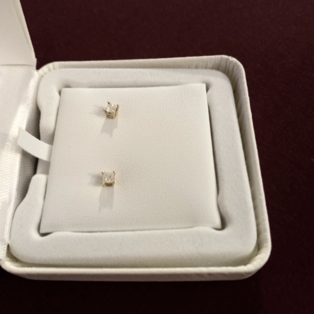 10k yellow gold 1/4 carot (1/2 carot total weight)